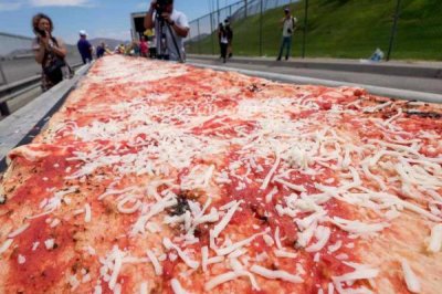 ​世界上最长的披萨，全长达两千米