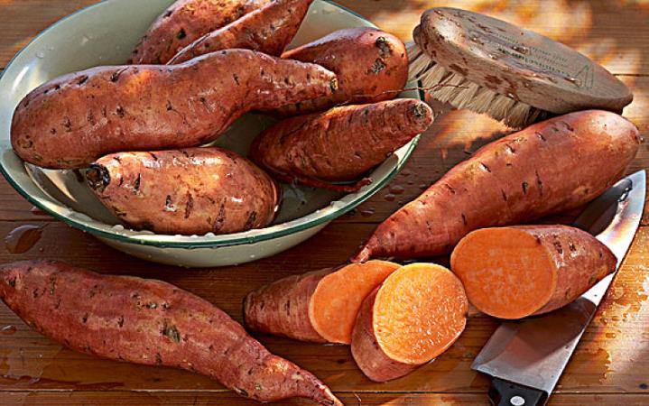 吃烤红薯的好处和坏处 红薯蒸得里面还是有点硬能吃吗