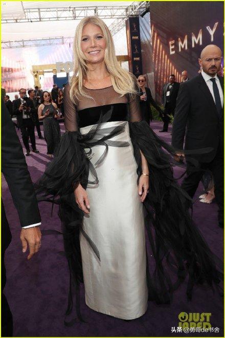 杨幂共有几套豪宅(月薪百万住京城大别墅)(48)