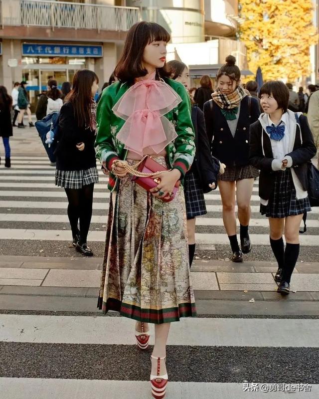 杨幂共有几套豪宅(月薪百万住京城大别墅)(32)