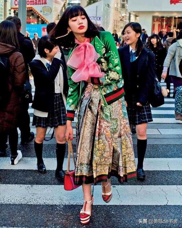 杨幂共有几套豪宅(月薪百万住京城大别墅)(31)