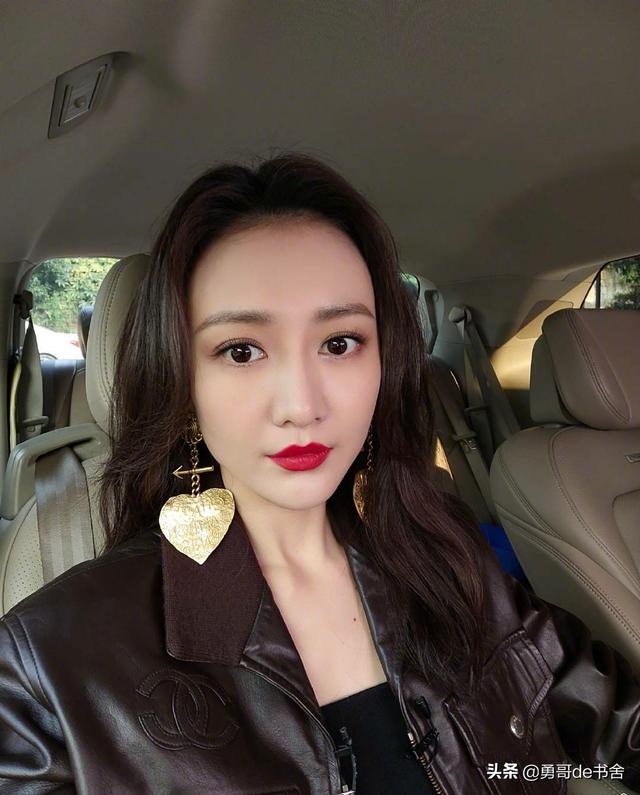 杨幂共有几套豪宅(月薪百万住京城大别墅)(12)