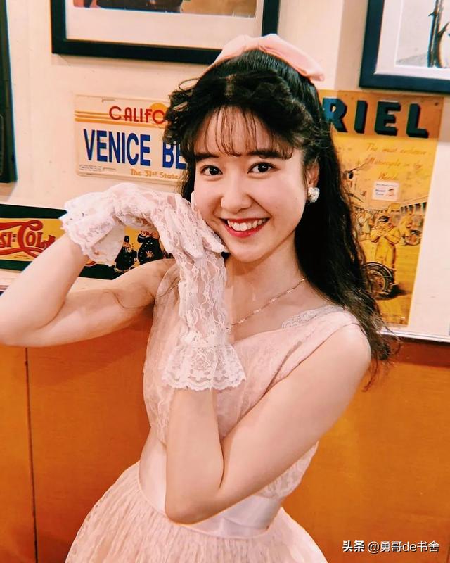 杨幂共有几套豪宅(月薪百万住京城大别墅)(37)