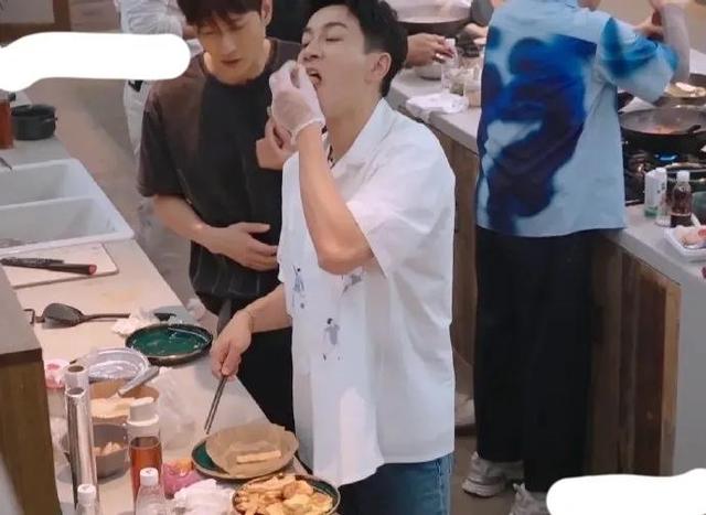 刘恺威与李晓峰现身机场(刘恺威与女友李晓峰官宣后首秀恩爱)(2)