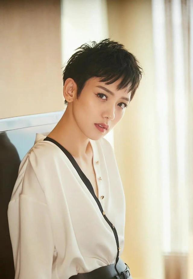 刘恺威与李晓峰现身机场(刘恺威与女友李晓峰官宣后首秀恩爱)(19)