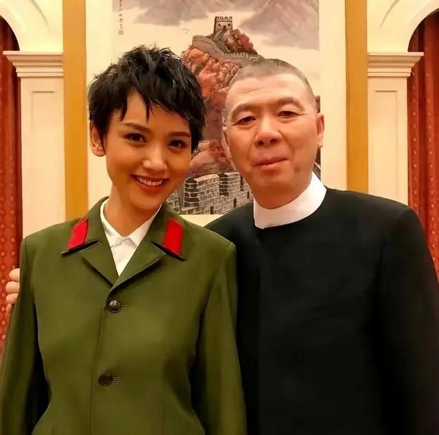 刘恺威与李晓峰现身机场(刘恺威与女友李晓峰官宣后首秀恩爱)(17)