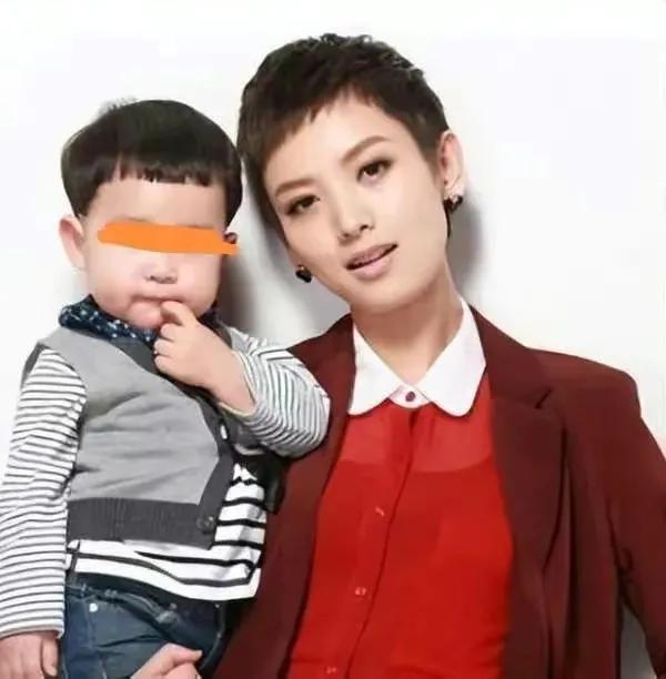 刘恺威与李晓峰现身机场(刘恺威与女友李晓峰官宣后首秀恩爱)(21)