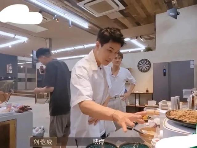 刘恺威与李晓峰现身机场(刘恺威与女友李晓峰官宣后首秀恩爱)(3)