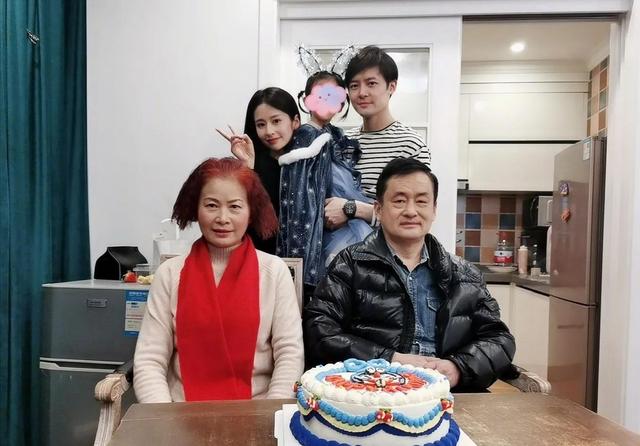 网曝杨幂多次遭小男友求婚（她爆杨幂怀孕被称小三）(2)