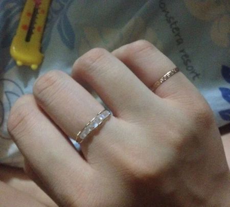 一般而言,把戒指戴中指上代表什么