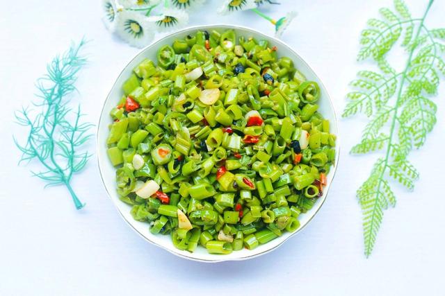 怎样炒空心菜才好吃又简单（秋天要多吃空心菜）(1)