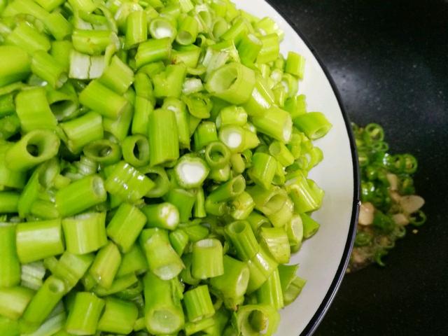 怎样炒空心菜才好吃又简单（秋天要多吃空心菜）(9)