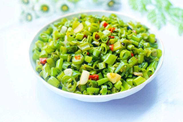 怎样炒空心菜才好吃又简单（秋天要多吃空心菜）(2)