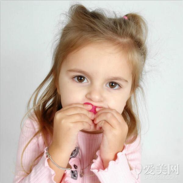 儿童美式发型女孩扎头发(精选欧美女童扎法发型)(1)