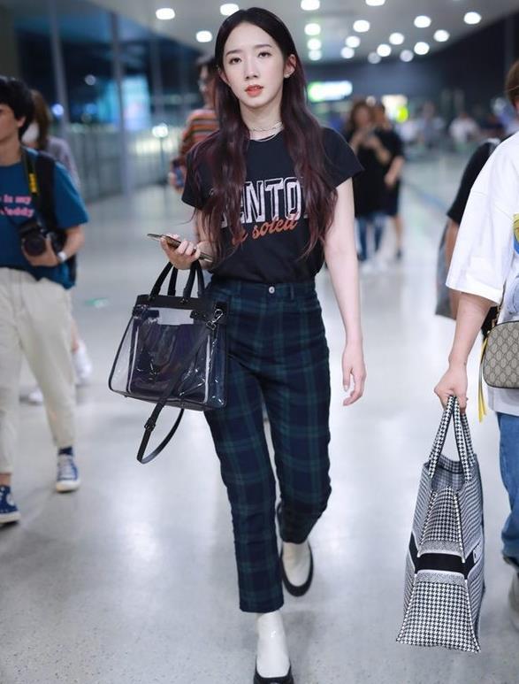 秋冬宽松直筒翻边牛仔裤搭配靴(最近火了一种穿法)(7)