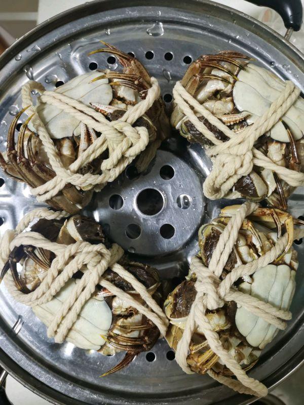 手把手教你清蒸大闸蟹的正确做法(在家不知道吃什么)(1)