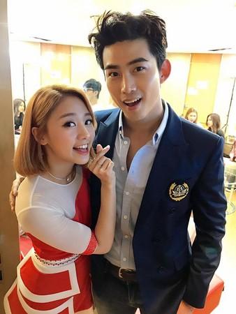 鬼鬼玉泽演多年后相遇(鬼鬼被玉泽演搂肩窝怀里公开)(3)