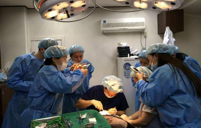 美容院可以做开眼角手术吗（百姓观察四女子做完开眼角手术不对称）(2)