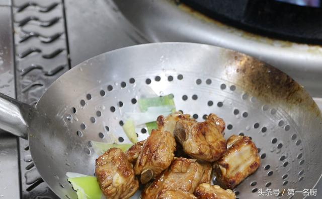 正宗红烧排骨的做法步骤(大厨分享红烧排骨的家常做法)(5)