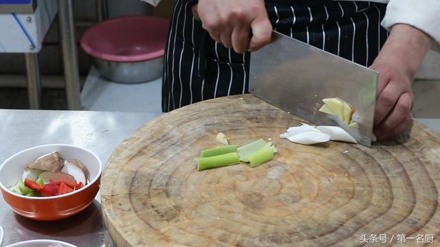 正宗红烧排骨的做法步骤(大厨分享红烧排骨的家常做法)(3)