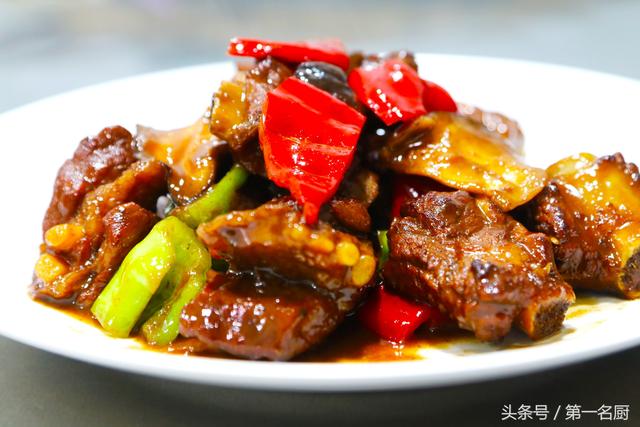 正宗红烧排骨的做法步骤(大厨分享红烧排骨的家常做法)(1)