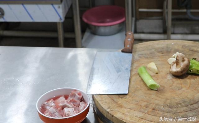 正宗红烧排骨的做法步骤(大厨分享红烧排骨的家常做法)(2)