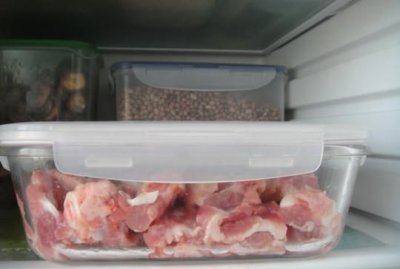 ​排骨放冰箱冷藏多久,排骨在冷藏室能放多久啊