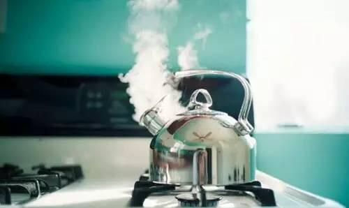 烧过的开水可以再烧,烧开的水能不能烧第二次可以喝吗图1