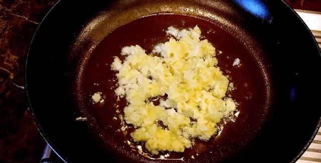 蒜香龙虾尾怎么做才好吃,蒜泥小龙虾怎么做好吃?图2