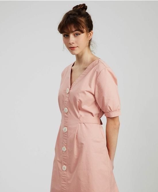 皮肤黄的人适合穿什么色系的衣服呢女生图4