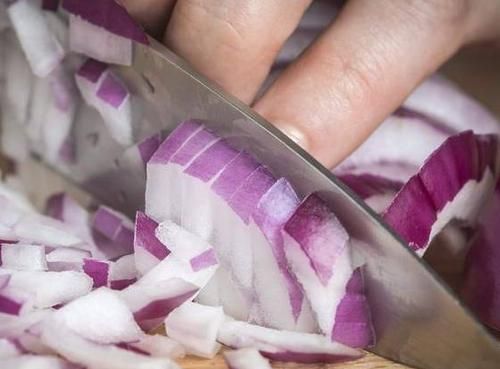 冰箱里放了洋葱,一股异味,如何消除