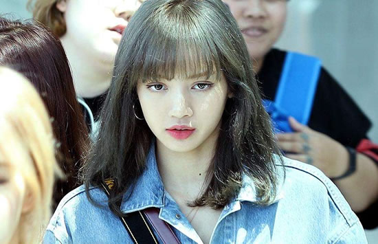 泰国lisa的个人资料:lisa家境其实爸爸是继父