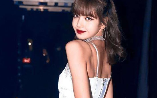 泰国lisa的个人资料:lisa家境其实爸爸是继父