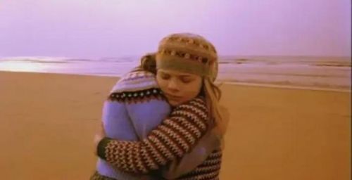 她比烟花寂寞影评孤独(她比烟花寂寞解析)-第1张图片-