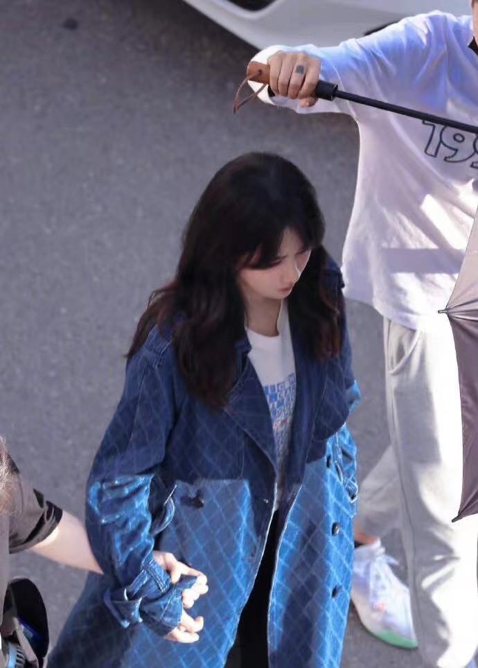 杨紫新剧“人淡如菊”!穿风衣长卷发变文艺,最新路透造型美翻了