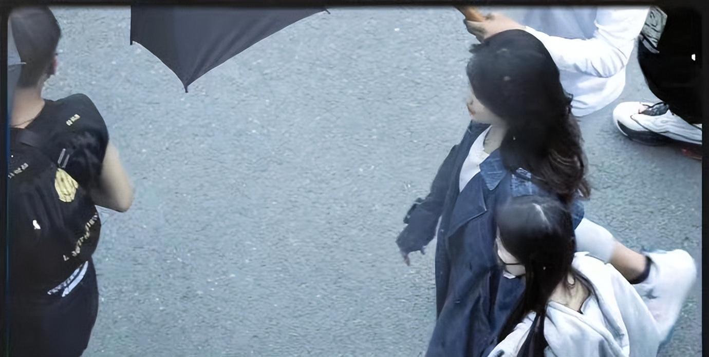 杨紫新剧“人淡如菊”!穿风衣长卷发变文艺,最新路透造型美翻了