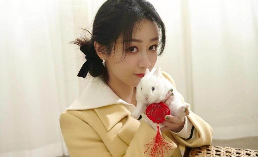 杨紫新剧“人淡如菊”!穿风衣长卷发变文艺,最新路透造型美翻了