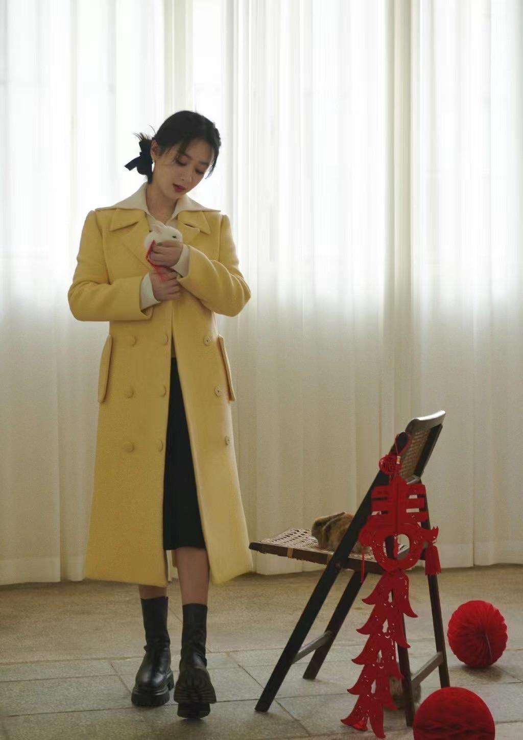 杨紫新剧“人淡如菊”!穿风衣长卷发变文艺,最新路透造型美翻了