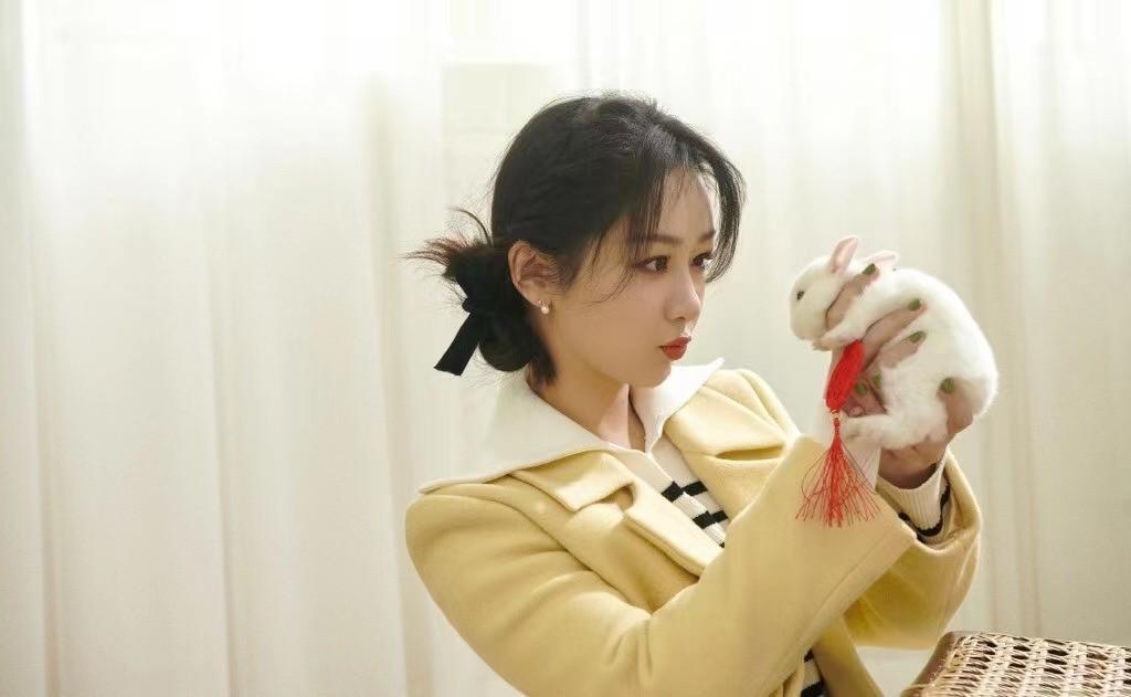 杨紫新剧“人淡如菊”!穿风衣长卷发变文艺,最新路透造型美翻了