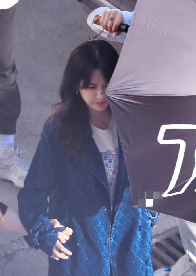 杨紫新剧“人淡如菊”!穿风衣长卷发变文艺,最新路透造型美翻了