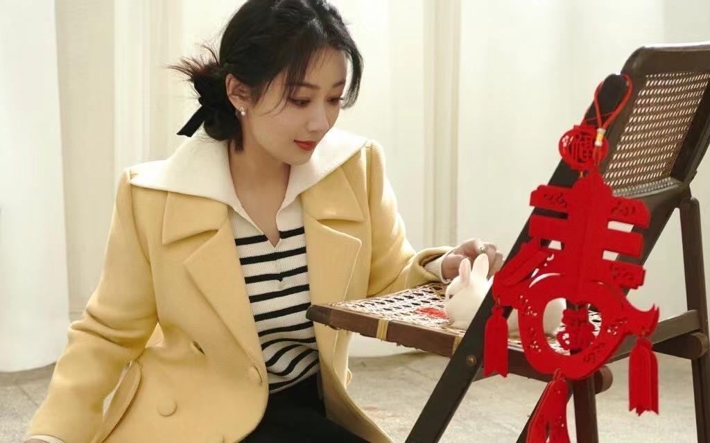 杨紫新剧“人淡如菊”!穿风衣长卷发变文艺,最新路透造型美翻了