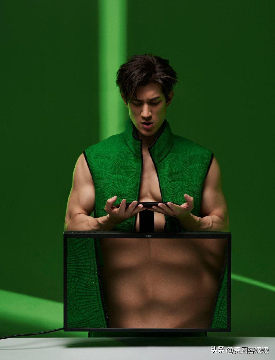 被35岁李治廷帅到了!穿背心大秀八块腹肌,堪称行走的荷尔蒙