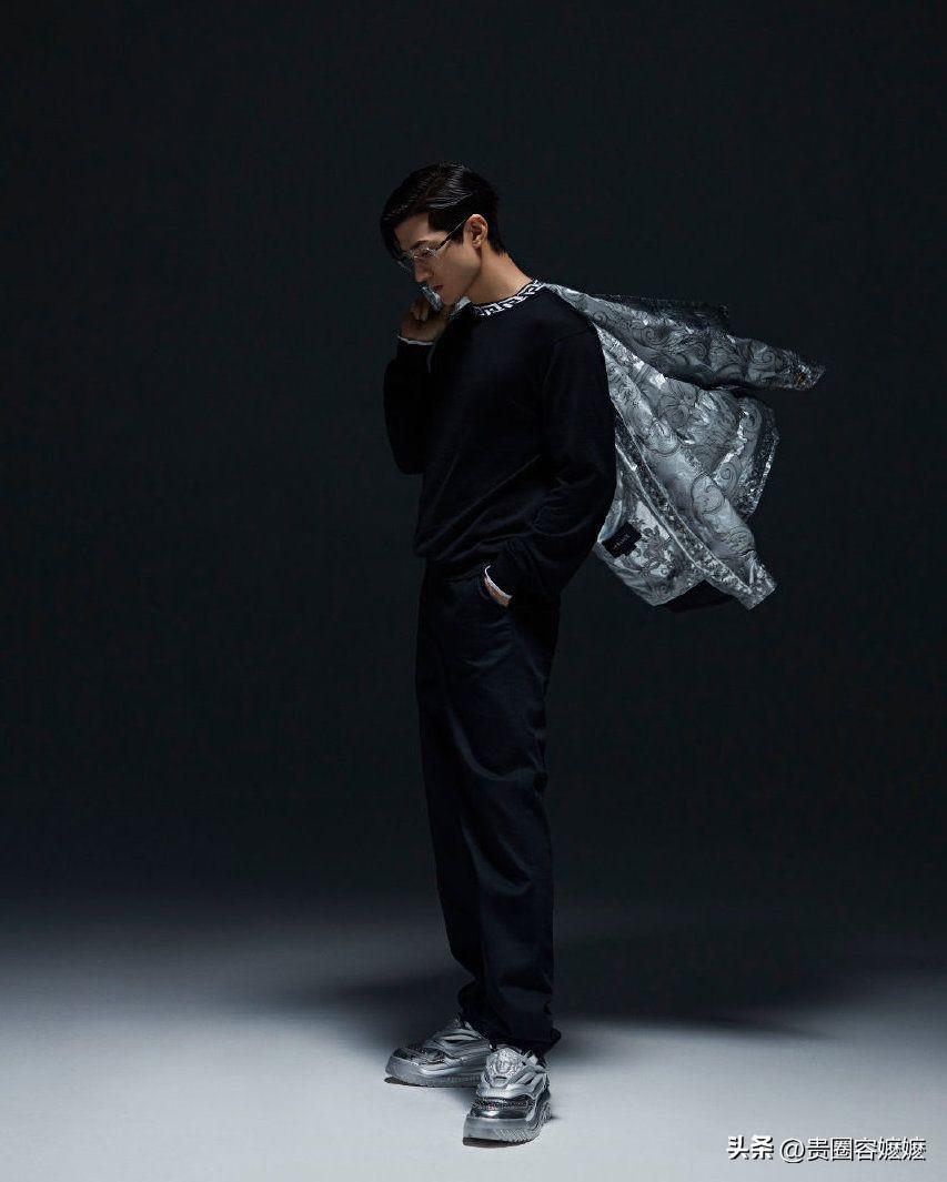 被35岁李治廷帅到了!穿背心大秀八块腹肌,堪称行走的荷尔蒙