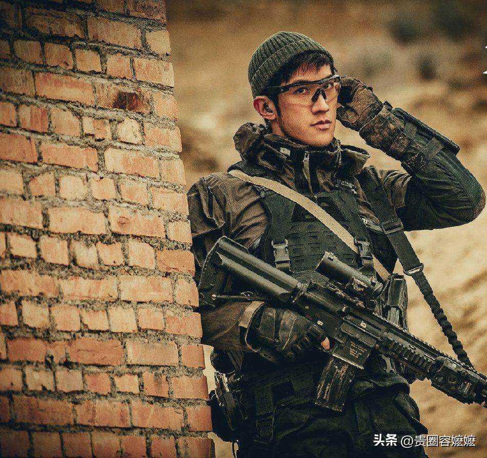 被35岁李治廷帅到了!穿背心大秀八块腹肌,堪称行走的荷尔蒙