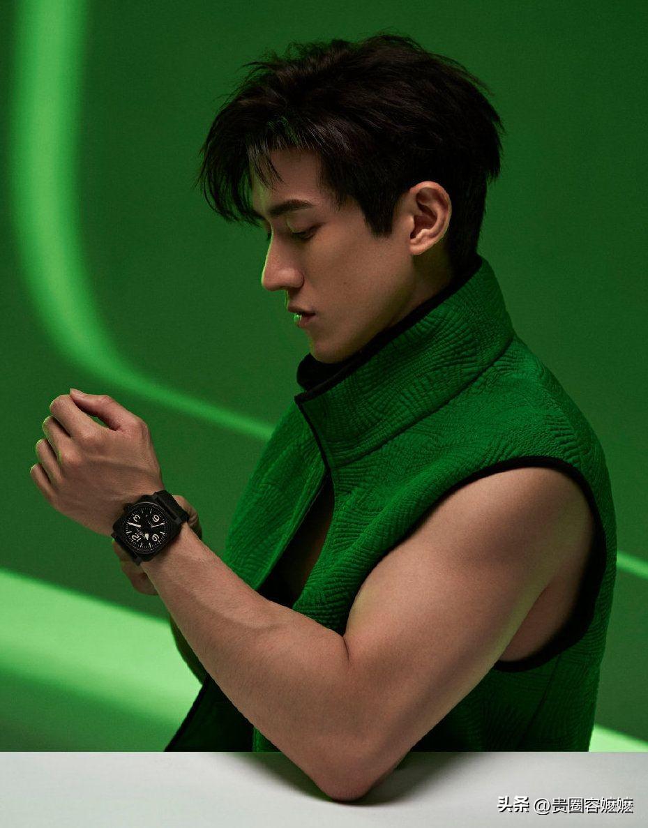 被35岁李治廷帅到了!穿背心大秀八块腹肌,堪称行走的荷尔蒙