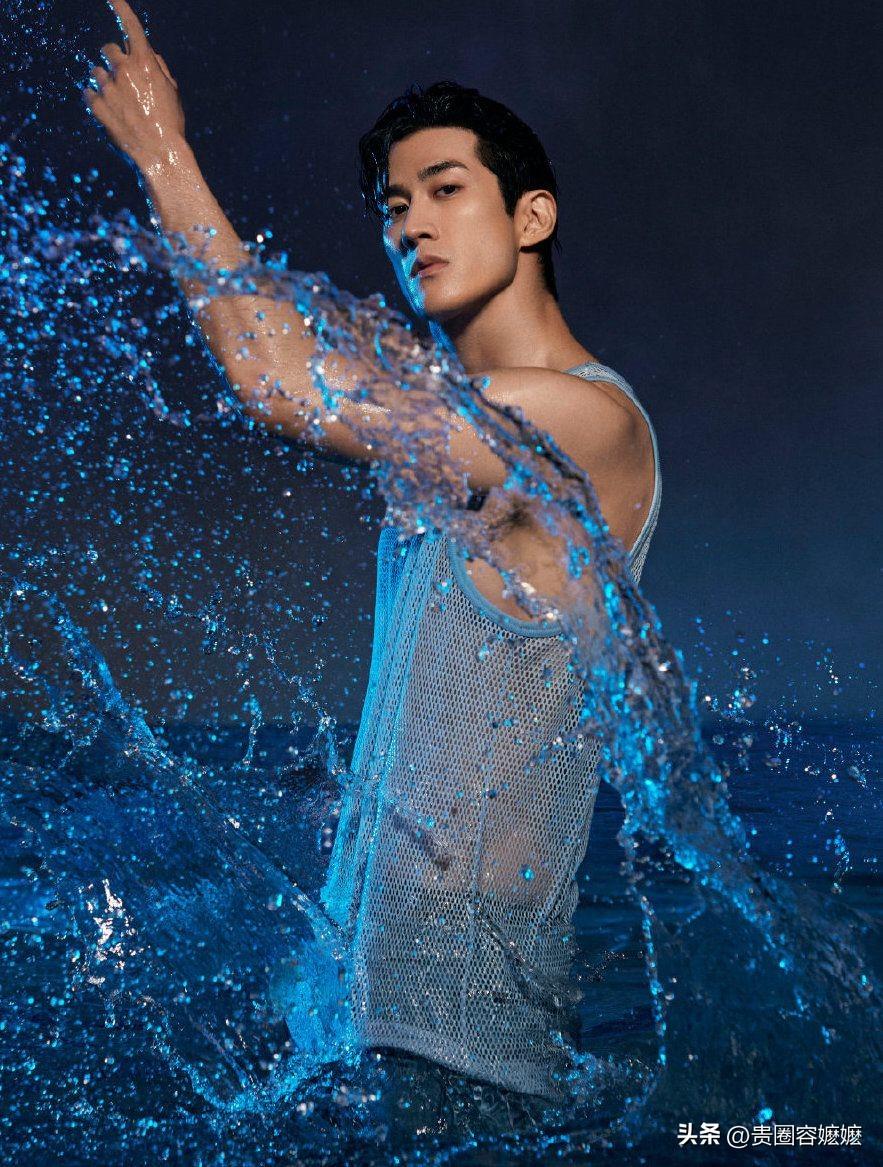 被35岁李治廷帅到了!穿背心大秀八块腹肌,堪称行走的荷尔蒙