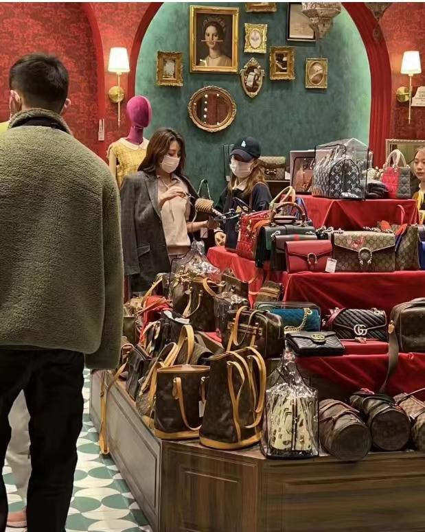 网友偶遇殷桃逛街,独自挑选二手包接地气,被赞身材火辣行事低调