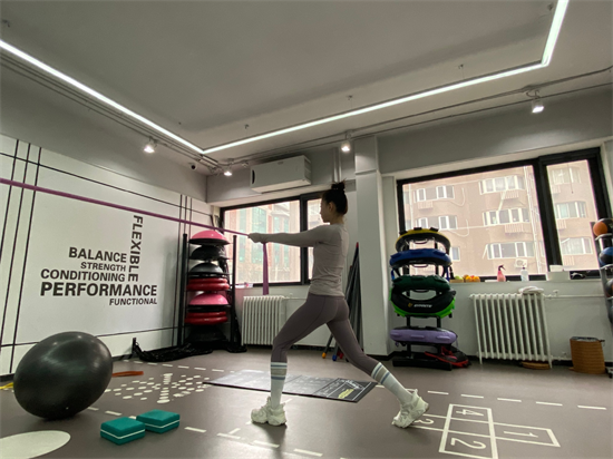 网友偶遇殷桃逛街,独自挑选二手包接地气,被赞身材火辣行事低调