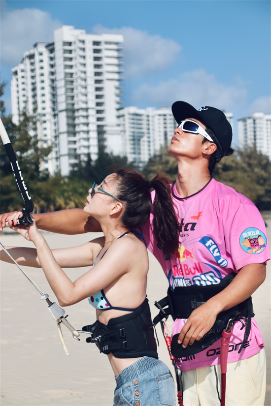 网友偶遇殷桃逛街,独自挑选二手包接地气,被赞身材火辣行事低调