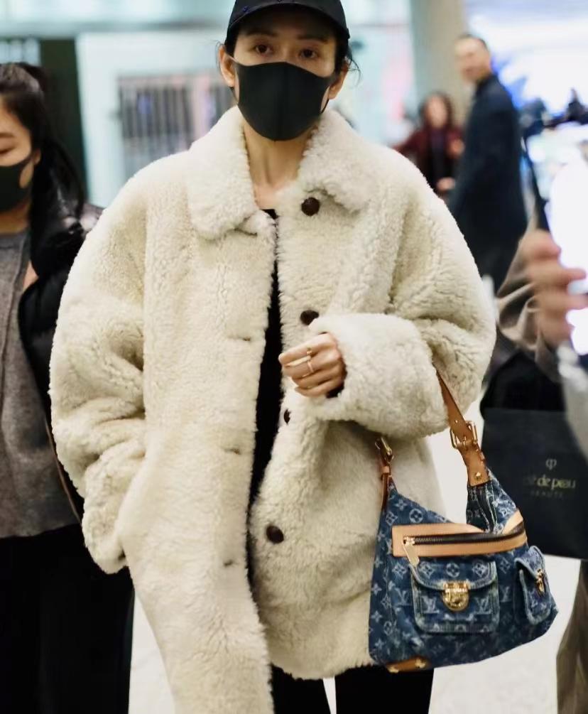 网友偶遇殷桃逛街,独自挑选二手包接地气,被赞身材火辣行事低调